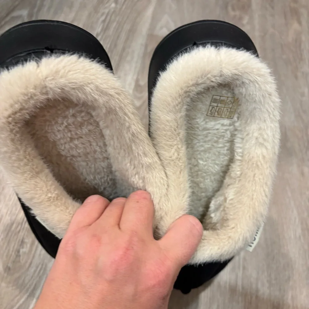 SHEIN Cozy Black Slippers with Cream Fur Lining sz 8 - Picture 2 of 4